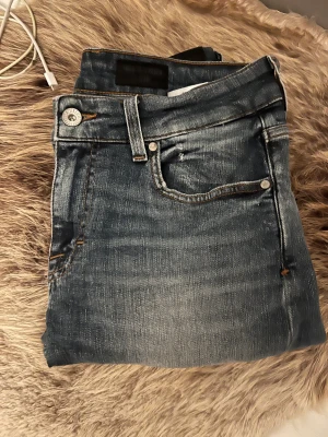 Tiger of sweden jeans  - Snygga tiger jeans i fin tvätt med feta slitningar! Byxorna är i väldigt bra skick och är i storleken 29/32 passform slight. Tveka inte på att ställa frågor!