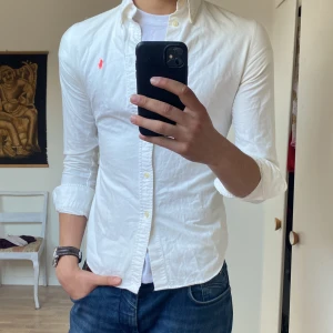Ralph Lauren skjorta  - Hej, säljer nu en riktigt snygg Ralph Lauren skjorta storlek S men passar även Xs, ca 170 är bra längd. Nypris ¡1700kr!