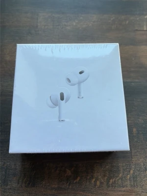 Apple AirPods Pro 2nd Gen MagSafe - Säljer ett par Apple AirPods Pro 2nd Generation. Trådlösa in-ear hörlurar i vit färg med stilren och kompakt design. 