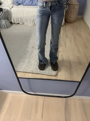  Cheap Monday jeans  - Säljer ett par blå bootcut jeans från Cheap Monday. Storleken på byxorna är 23/32! Pris kan såklart diskuteras!🥰❤️Skriv innan ni vill köpa!❤️