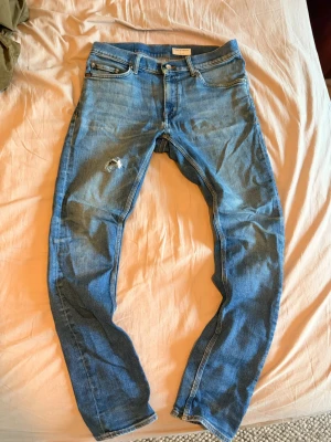Tiger of Sweden jeans - Schyssta tiger of sweden jeans i modellen Pistolero. Snyggt hål på låret som ger jeansen extra karaktär. Storlek är 30/34. Ej fast pris.