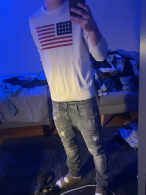Vit Gant Tjock tröja  - ⚪️En snygg Vit gant tröja med o-neck krage⚪️     ⭐️Använd men har inga defekter ⭐️                    📏Saknar strl lapp, stor Xs/Liten S, ish 172📏