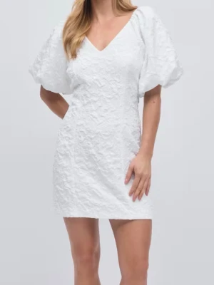 Vit studentklänning - Jättefin student eller sommarklänning!! Vit med broderier och dragkedja i ryggen. Endast använde några fåtal timmar och i jättefint skick 🥰🥰 Från ginatricot köpt för 599 kr i strlk 36!