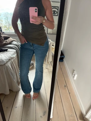 Blå bootcut jeans med klassisk passform - Den perfekta bootcuten!🩵💙🩵💙