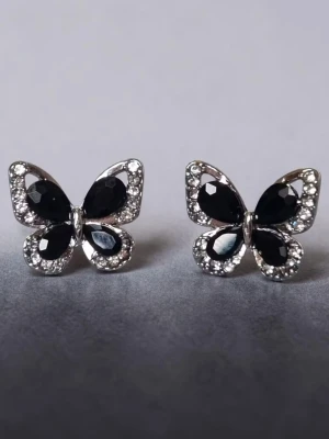 Obsidian Allure Earrings  - En tyst styrka – en energi som känns snarare än syns. De djupa, mörka stenarna fångar ljuset med en intensiv lyster och skapar en aura av självsäkerhet och kontroll. Omöjlig att ignorera. Nickeltestat & allergivänlig Material: Stift i 925 sterlingsilver (stämplat), rostfritt stål.                                        Ursprung : Thailand.                                Storlek : längd 1.5 cm  Bredd 1,3 cm.        -Inga prisförslag, tack, Varan packas noggrant och säkert.