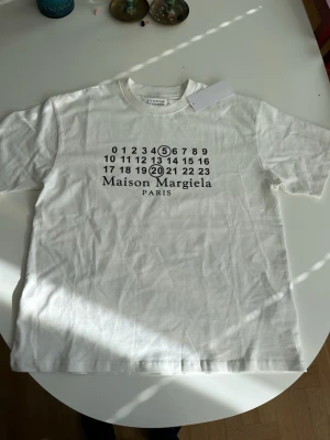 Vit Maison Margiela T-shirt  - Helt ny T-shirt från Maison Margiela, aldrig använd med lappen kvar!