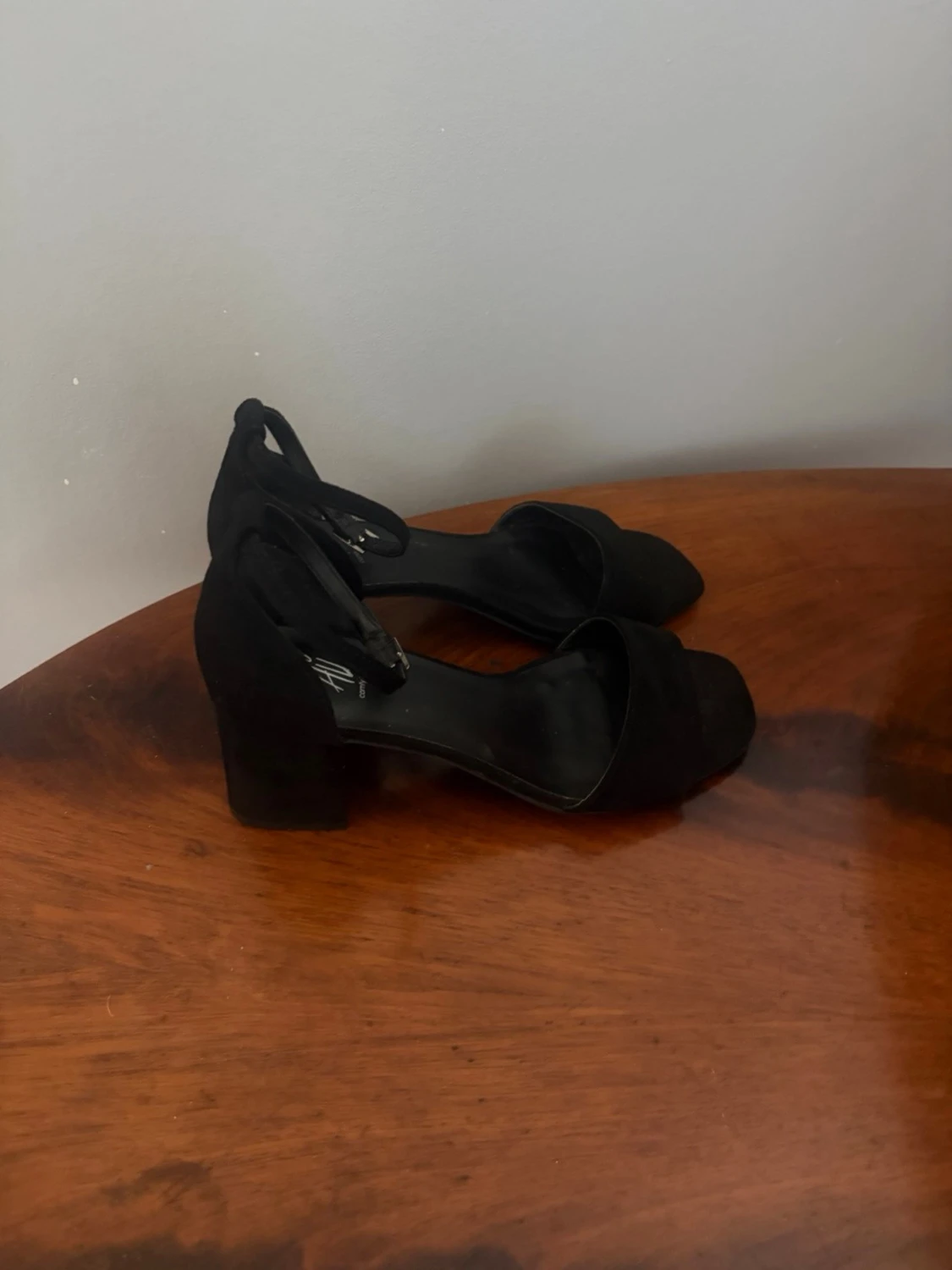 Svarta pumps med blockklack - 1