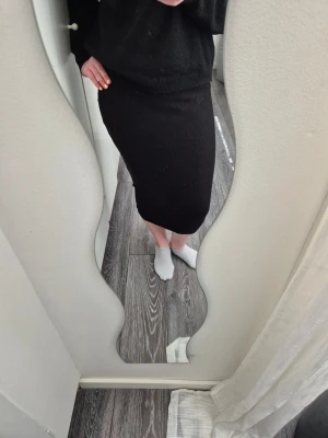 Svart långkjol  - Jättefin kjol i ribbat material, jätte stretchig ❣️ Säljs pga att den inte används❣️ Passar mig som har S❣️