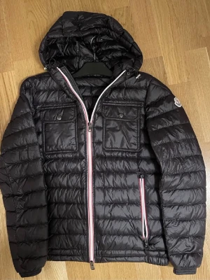 Moncler jacka - Väldigt fin till våren, bästa kvaliten på marknaden, storlek 3 Passar S/M, 1-3 dagar leveranstid, väldigt bra skick