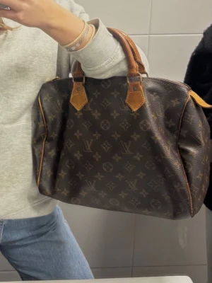 Louis vuitton väska - Intressekoll på min Louis Vuitton speedy 30 som är köpt på vestaire collective!🙌