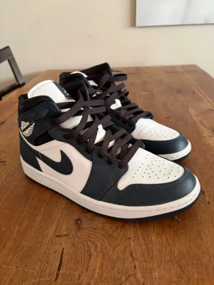 Air Jordan 1 Mid navy/white  - Säljer ett par helt oanvända Jordan 1 med inga creases. Tyvärr saknas boxen som dem kom med samt kvitto då jag köpte dem för ett par år sedan