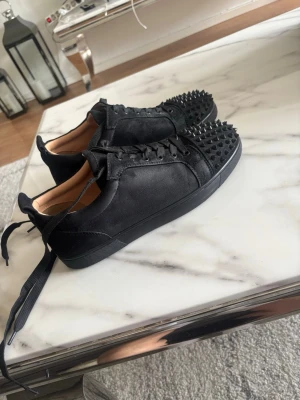 Svarta Louboutin sneakers med nitar - Storlek 43, utan box skickar inom 2 dagar