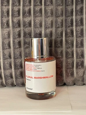 Dossier Floral Marshmallow  - Floral Marshmallow från Dossier. 50ml  flaska med magnetiskt lock. En av dossiers mest populära dofter. Se bilder för mängd kvar och noter  nypris är 399kr plus frakt. 