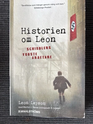 Historien om Leon: Schindlers yngste arbetare - En stark och gripande bok om Leon Leyson, den yngsta som överlevde på Schindlers lista. Boken är i pocketformat med ett omslag i beige och grå toner, och har en bild på en pojke samt en röd nazistflagga. Perfekt för dig som gillar verklighetsbaserade berättelser.
