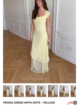 Gul långklänning med prickar Froda - Ljusgul långklänning från Design By Si med bruna prickar, asymmetrisk axel och volangdetalj nedtill. Klänningen har ett lätt och luftigt material som ger en romantisk känsla. Perfekt för sommarens alla tillfällen. Den är helt ny, testat en gång.
