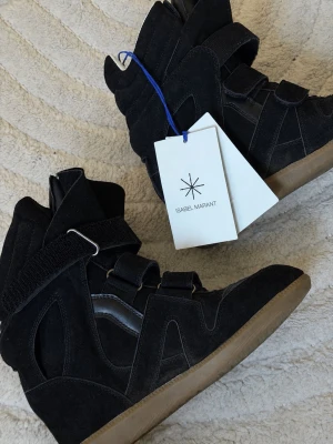 Isabel Marant Bekett Sneakers - Populära wedge kilklack skorna från Isabel Marant, i svart mocka och läder. Köpta på hemsidan ❤️ Superfint skick och väl omhändertagna, dem är i storlek 40 men passar mer en 39.