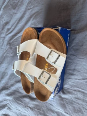 Vita birkenstocks - Säljer dessa birkens då jag fick 2 par i present! Helt nya och inte använda! Pris: 699 | Skick: 10/10 | Storlek: 44 | Bara att skriva om ni har några frågor! 