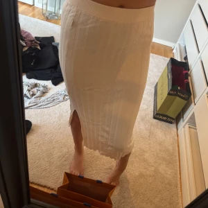Beige/vit ribbad långkjol med slits - Supersnygg vit/ beige ribbad långkjol med slits på sidan. Från Pernilla Wahlgrens kollektion 