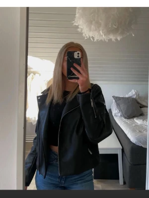 Skinn jacka  - Skinn jacka i storlek 38 S/M. Använd många gånger men i bra skick, avklippt logga som man kan se på sista bilden men den är ifrån H&M. 