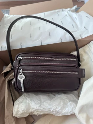    Acne studios Camero party väska  - Säljer helt ny Camero Party från Acne Studios nypris.  16 500 kr 