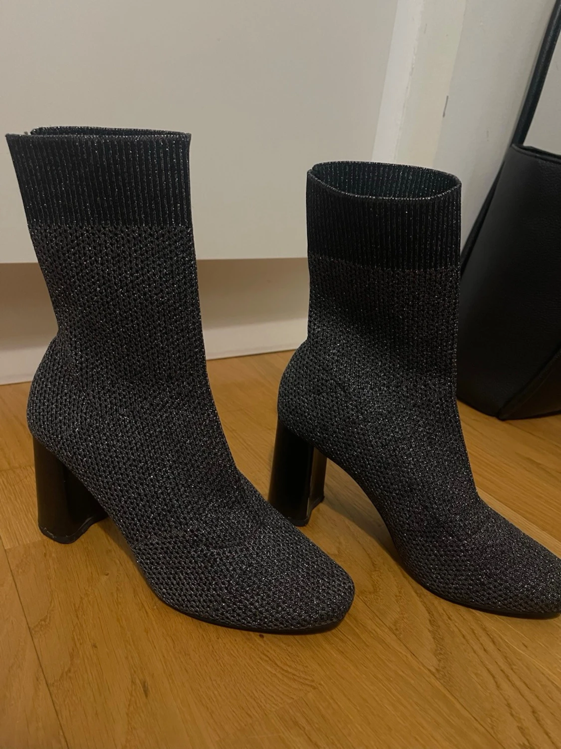 Glittriga svarta sockboots med klack - 1