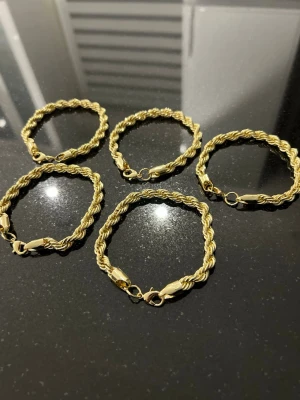 Cordell Armband 7mm - Vi tillsammans får bestämma ett rimligt pris❤️! Skriv innan ni köper!❤️Säljer flera snygga armband i guldfärgad metall med tvinnad design. Armbanden har en robust känsla och stängs med karbinhake. Perfekta för dig som gillar statement-accessoarer och vill addera lite extra bling till din stil.
