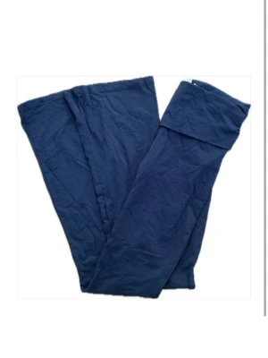 Mörkblå yoga pants - Säljer ett par mörkblå yoga pants mjukt och stretchigt bomullsmaterial. De har en låg midja och smal passform som sitter skönt mot kroppen. Perfekta att matcha med oversized tröjor eller hoodies. STORLEK 158/164!