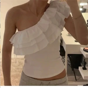 Vit topp - superfin vit topp från zara i storlek s, som endast är använd 1 gång