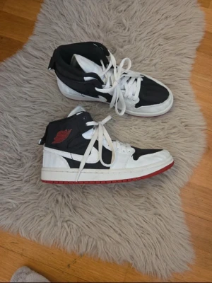 Air Jordan 1 Mid SE Utility, storlek 37.5 - Säljer ett par Air Jordan 1 Mid SE Utility i färgkombinationen vit, svart och gym röd. Denna modellen är unik då den är tillverkad i slitstarkt canvas-material, vilket ger skorna en snygg matt finish och en skön känsla. Storlek 37.5 