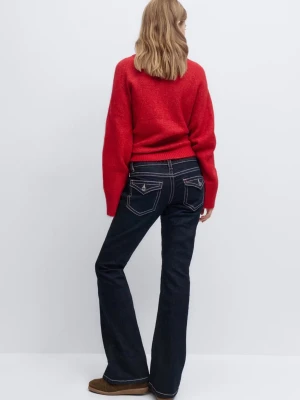 Mörkblå bootcut jeans med kontrastsömmar - Snygga mörkblå bootcut jeans med vita kontrastsömmar och fickdetaljer bak. Jeansen har låg midja och klassisk femficksdesign. Perfekta för en trendig och avslappnad stil. KÖPT FÖR 359KR