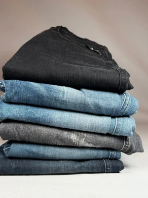 Replay Anbass jeans  - Säljer ett gäng snygga jeans i olika blå och grå tvättar, både ljusa och mörka nyanser. Klassisk femficksmodell, raka och smala ben. Replay Anbass jeans bomullsdenim med stretch för extra komfort. Storlekar mellan w28-w33 nypris på alla jeansen tillsammans är 9900, kan säljas separata fast dyrare 