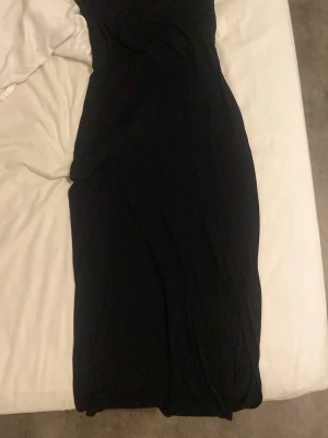 Svart lång klänning från NA-KD - En svart lång klänning från NA-kd. Lång och fin. Används inte pga vuxit ur den! Köp gärna💕