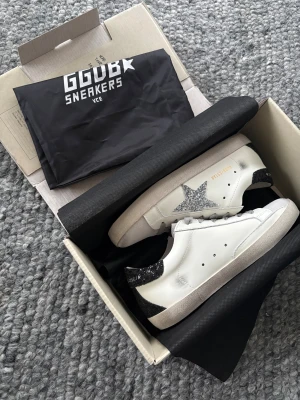 Golden goose  - Golden Goose Francy sneakers  storlek 39  Säljer ett par Golden Goose Francy sneakers i storlek 39. Skorna är i fint skick och kommer med originalkartong samt påse (dust bag).  Klassisk och tidlös modell som passar till det mesta. Äkta vara.  Hör gärna av dig vid frågor eller om du vill ha fler bilder 