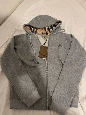 Bb zip väldigt snyggt - Bra skön matrial färg beige snygga mönster storlek S 