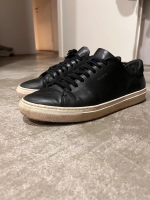 Axel Arigato Clean 90 - Säljer Axel Arigato skor som är i jättebra skick. Storlek 45. Og box och insoles kommer inte med.