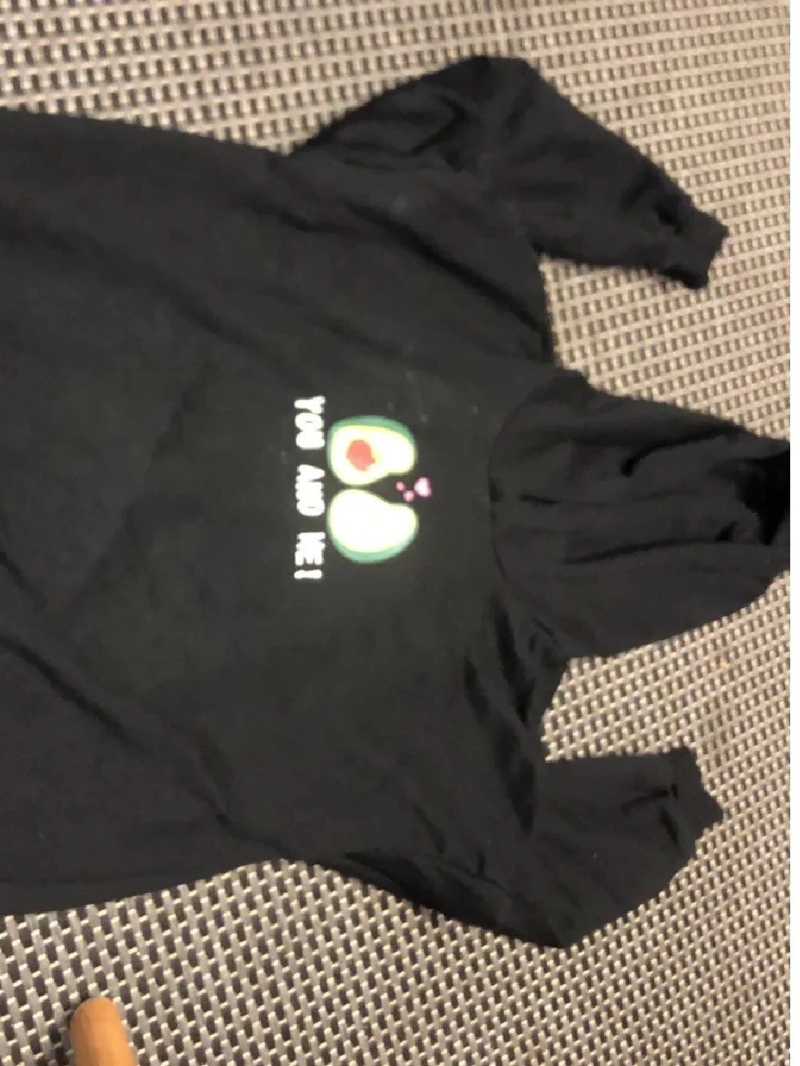 Svart t-shirt med avokadotryck