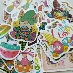 25st gnomer påsk klistermärken/stickers - Klistermärken/stickers. Motiv: gnomer påsk. Antal: 25st. Skick: ny/oanvänd. Kul att använda till pyssel, scrapbooking och annat. Kan tex användas till att dekorera din bärbara dator, anteckningsbok, resväska, etc. 