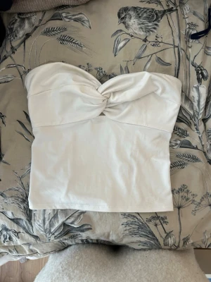 Vit bandeau tubtopp från BikBok - Säljer en vit bandeau tubtopp från BikBok i storlek M. 🤍