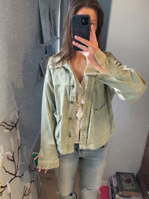 Grön Vårjacka Zara - Grön jeansjacka från Zara, perfekt till våren. Skriv om ni har några frågor🥰🥰