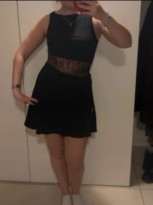 Svart klänning med spets - Intressekoll på min svarta klänning från Zara med spetsdetalj, vet inte om jag vill sälja beror lite på vad jag kan få för den🥰 skicka prisförslag!!