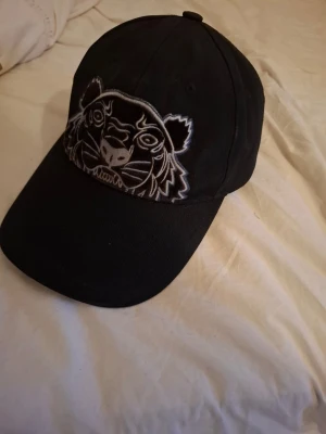 Svart kenzo keps - Svart kenzo keps i storlek one size, använd men är i gott skick, pris går att diskutera
