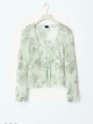 Mintgrön top med blommor - Säljer en mintgrön mesh topp från Gina tricot med långa ärmar och broderade blommor över hela plagget. Helt ny och oanvänd, funkar till både S och M storlek