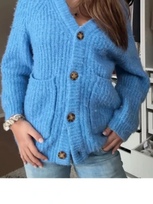 Blå kofta zara - Snygg blå kofta från Zara i storlek M