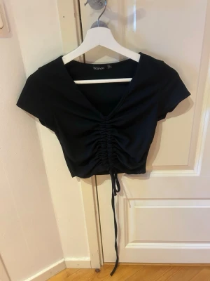 Svart topp - Fin svart topp ifrån Boohoo i shrolek 36. 🤍