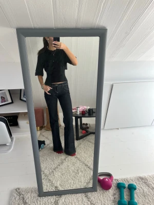 Svart topp med knyt rygg - Super fin svart tröja med öppen rygg där man knyter  använd några gånger men inga defekter 