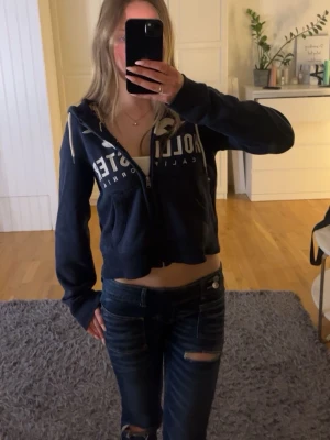 Hollister zip hoodie - Säljer denna superfina och sköna hoodien från hollister🥰
