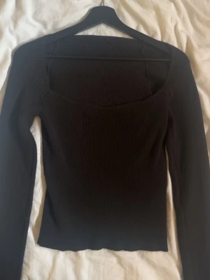 Svart Ribbad Långärmad Topp - Snygg svart ribbad topp med lång ärm och fyrkantig urringning !!💗Står ingenting om var den är ifrån, använd 2 gånger 💗 skulle uppskatta storlek S/M