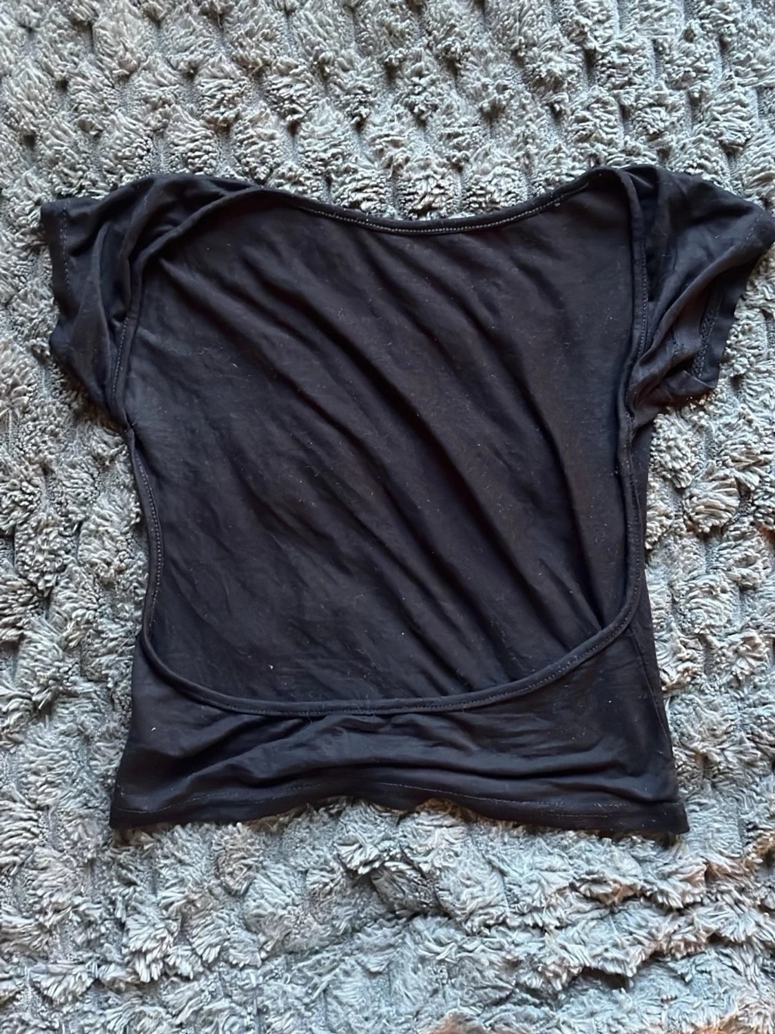 Svart croppad topp med kort ärm