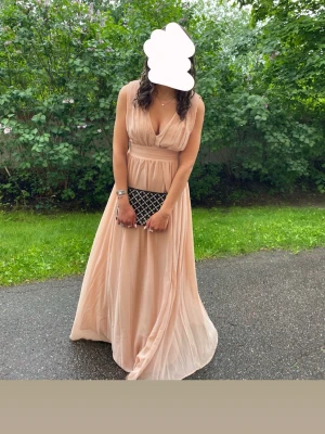 Balklänning  - Använd en gång förra balen i 9an, helt nytt skick❣️