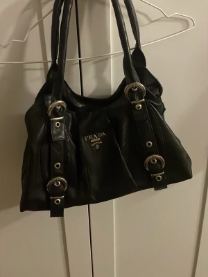 Snygg svart väska  - Snygg väska, köpt i Spanien !!